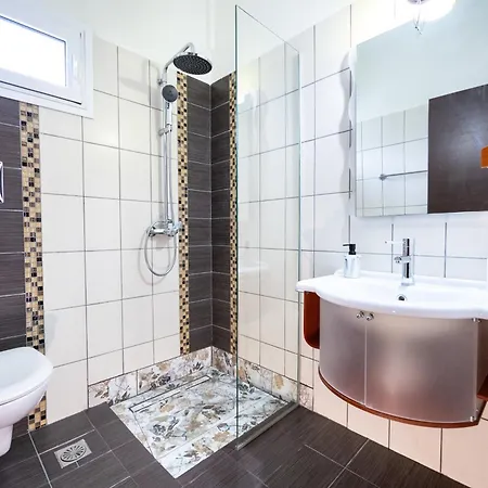 Goldenhill Studios&apartments